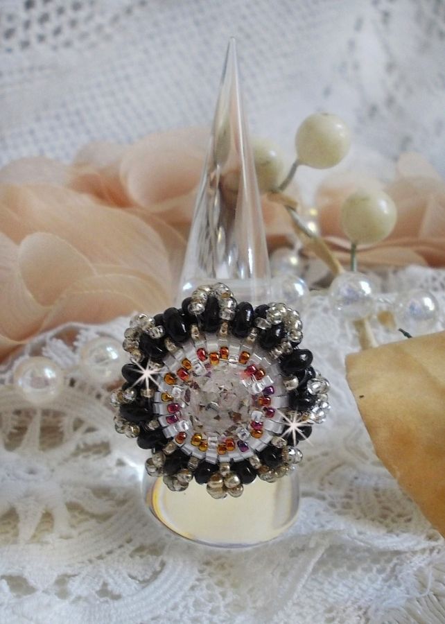 Pasjonsring brodert med Swarovski-krystall og frøperler 