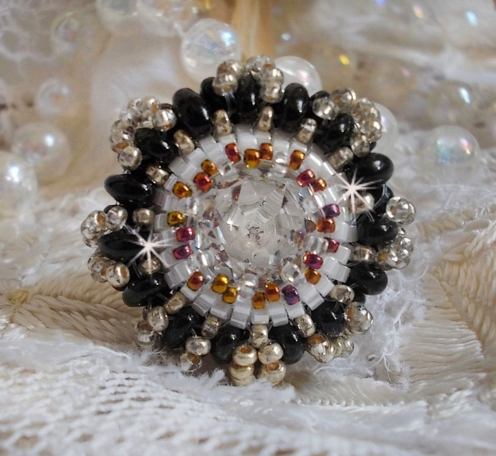 Pasjonsring brodert med Swarovski-krystall og frøperler 