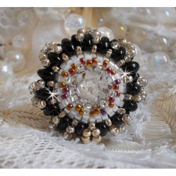 Pasjonsring brodert med Swarovski-krystall og fr&oslash;perler 