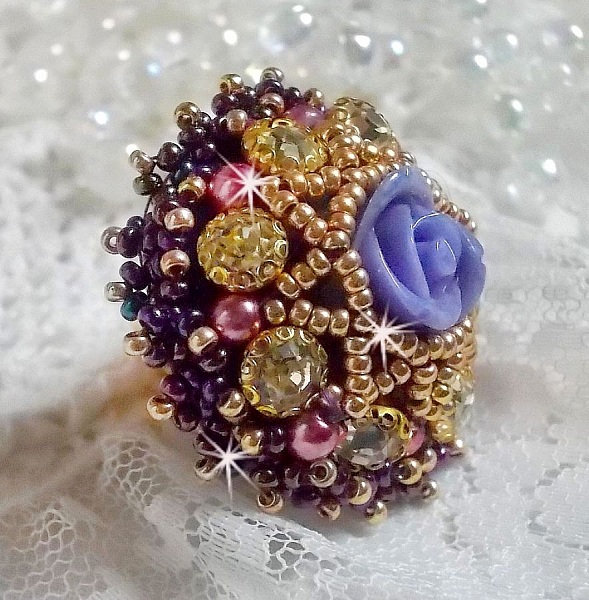La Passionn&eacute;e de Venise ring brodert med en lilla harpiksblomst og Crystal rhinestones