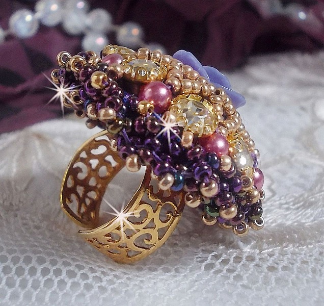 La Passionn&eacute;e de Venise ring brodert med en lilla harpiksblomst og Crystal rhinestones