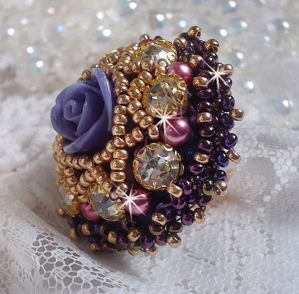 La Passionn&eacute;e de Venise ring brodert med en lilla harpiksblomst og Crystal rhinestones