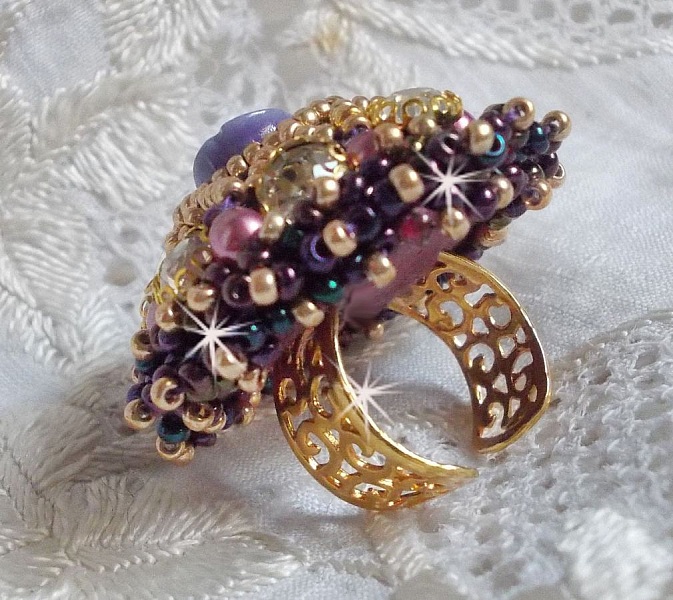 La Passionn&eacute;e de Venise ring brodert med en lilla harpiksblomst og Crystal rhinestones