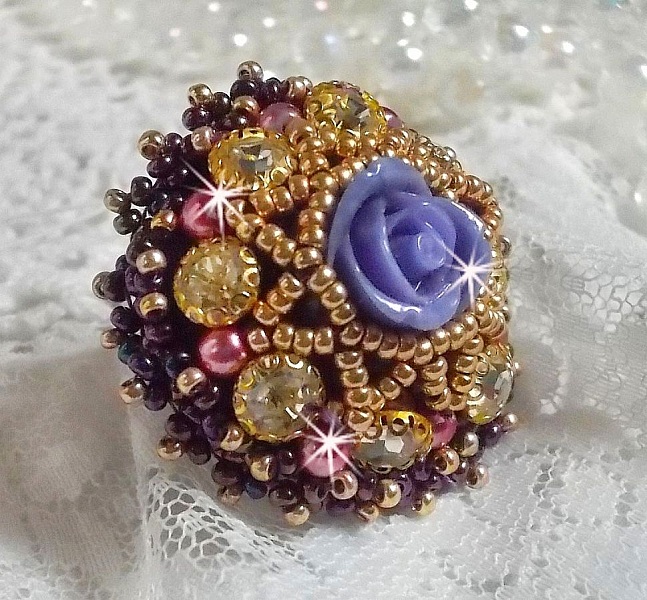 La Passionn&eacute;e de Venise ring brodert med en lilla harpiksblomst og Crystal rhinestones