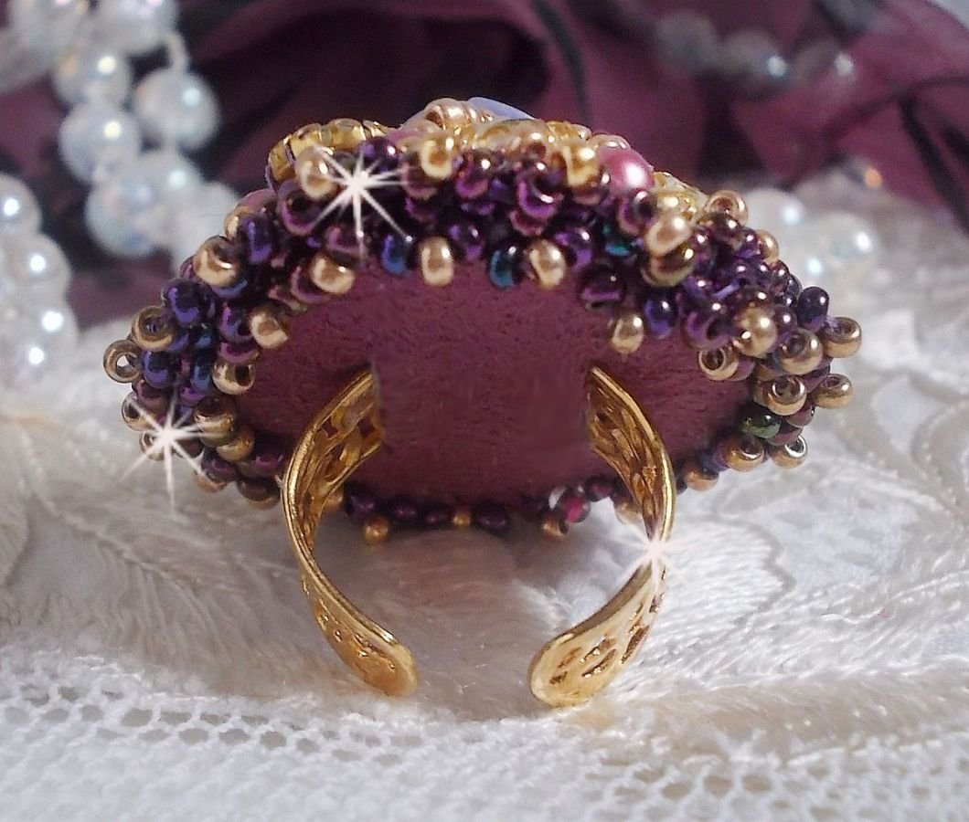 La Passionnée de Venise ring brodert med en lilla harpiksblomst og Crystal rhinestones