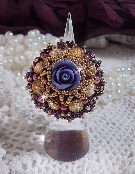 La Passionn&eacute;e de Venise ring brodert med en lilla harpiksblomst og Crystal rhinestones