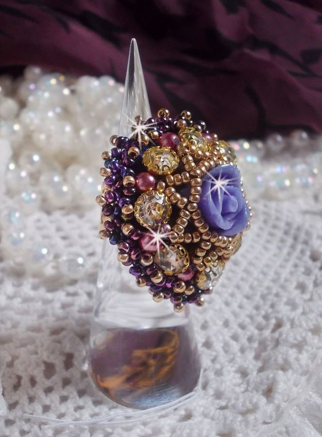 La Passionnée de Venise ring brodert med en lilla harpiksblomst og Crystal rhinestones