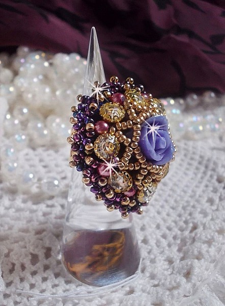 La Passionn&eacute;e de Venise ring brodert med en lilla harpiksblomst og Crystal rhinestones