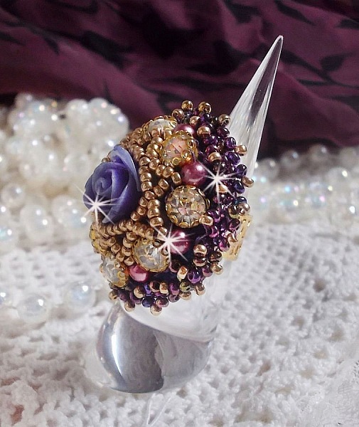 La Passionn&eacute;e de Venise ring brodert med en lilla harpiksblomst og Crystal rhinestones