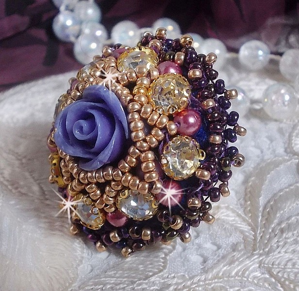 La Passionn&eacute;e de Venise ring brodert med en lilla harpiksblomst og Crystal rhinestones