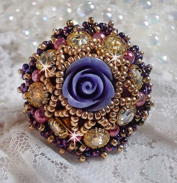 La Passionn&eacute;e de Venise ring brodert med en lilla harpiksblomst og Crystal rhinestones