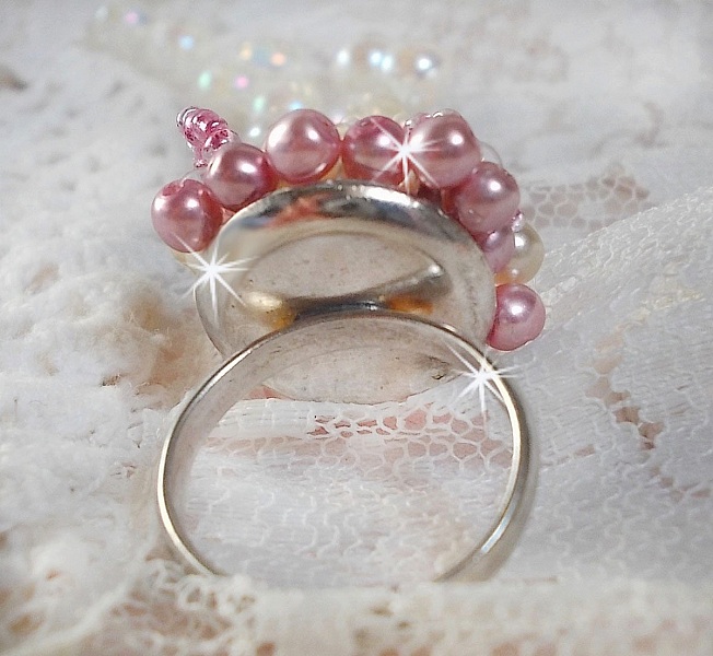 Bague D&eacute;tente avec des perles nacr&eacute;es de Swarovski