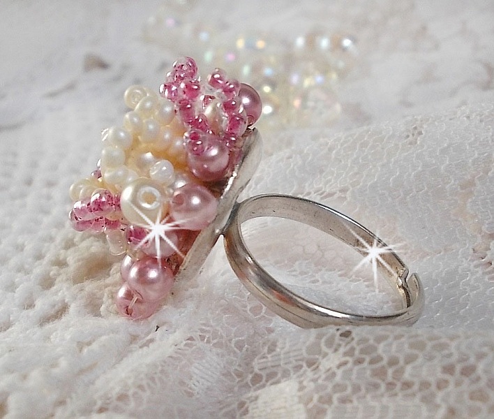 Bague D&eacute;tente avec des perles nacr&eacute;es de Swarovski