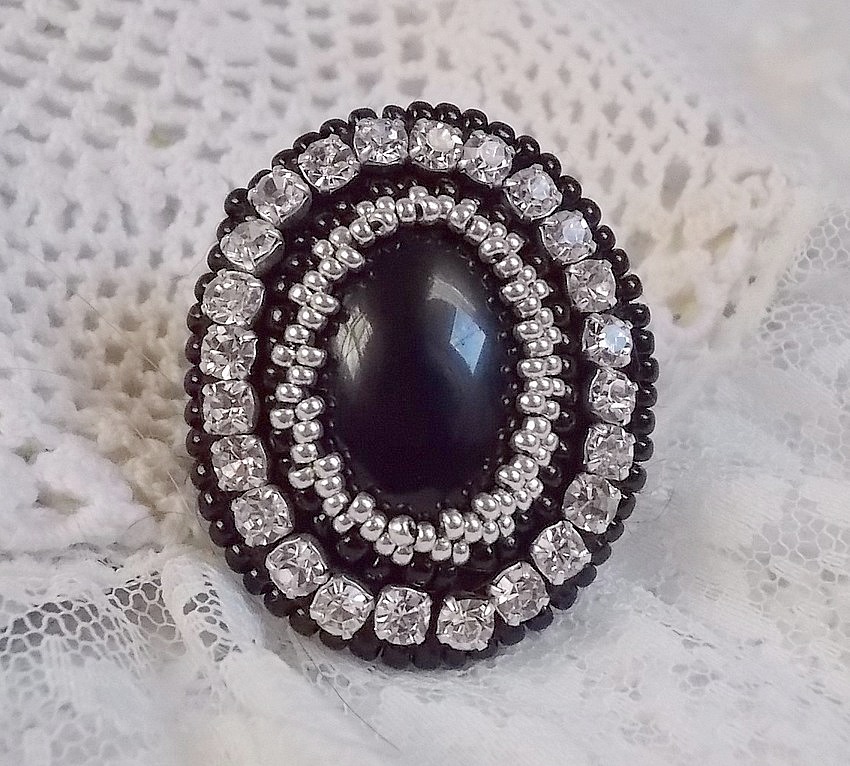 Black Stone Ring brodert med en edelsten, svart onyx, krystaller og frøperler