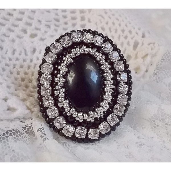 Black Stone Ring brodert med en edelsten, svart onyx, krystaller og frøperler