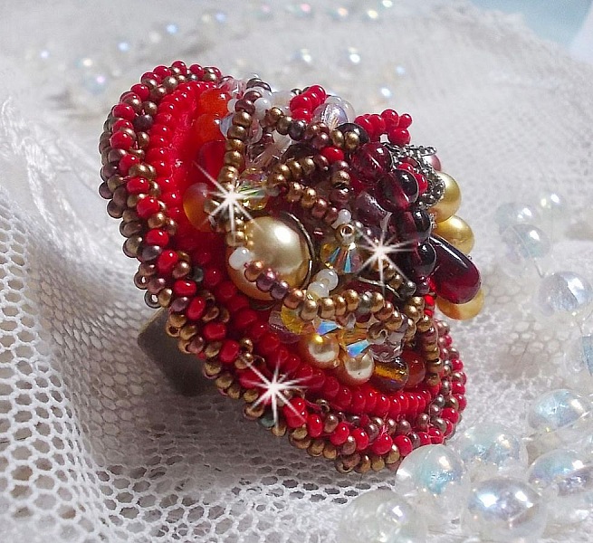 Bague Printemps Color&eacute; brod&eacute;e avec des Cristaux de Swarovski, des perles rondes nacr&eacute;es, un c&ocirc;ne filigran&eacute;e et des rocailles