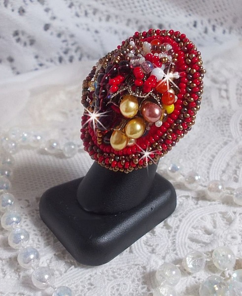 Bague Printemps Color&eacute; brod&eacute;e avec des Cristaux de Swarovski, des perles rondes nacr&eacute;es, un c&ocirc;ne filigran&eacute;e et des rocailles