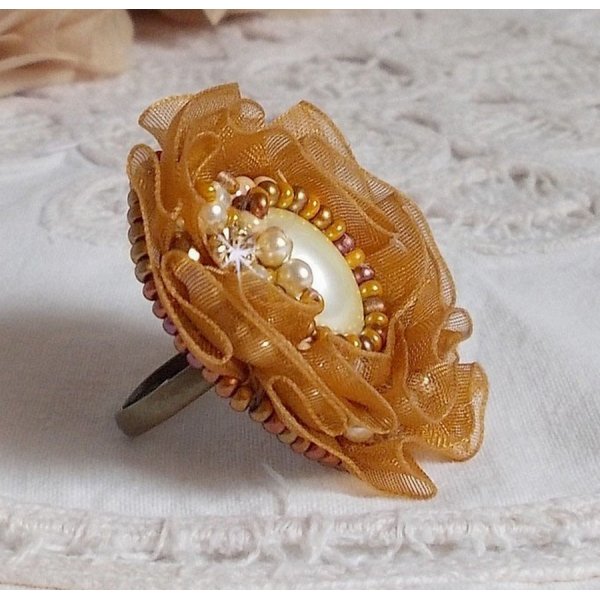 Reflets de Ros&eacute;e-ring brodert med perleperler og et Fauve-farget organza-b&aring;nd