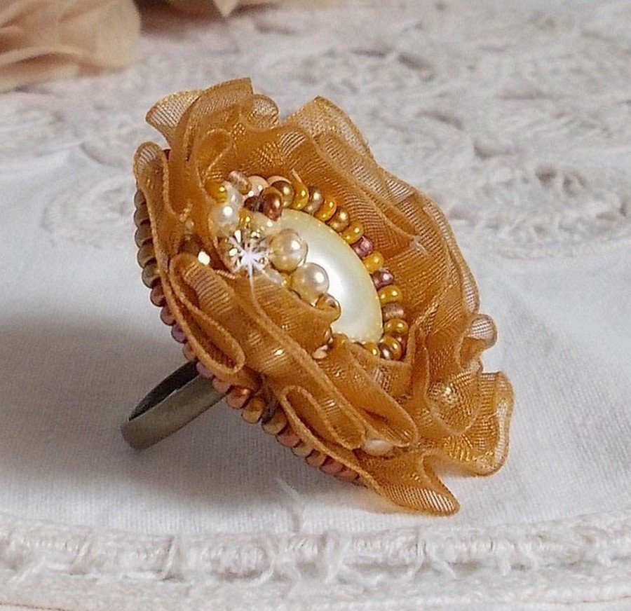 Reflets de Rosée-ring brodert med perleperler og et Fauve-farget organza-bånd