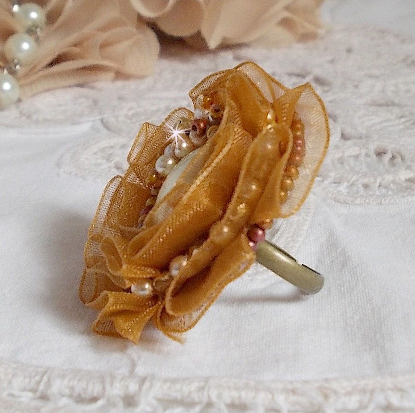 Reflets de Rosée-ring brodert med perleperler og et Fauve-farget organza-bånd