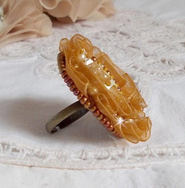 Reflets de Ros&eacute;e-ring brodert med perleperler og et Fauve-farget organza-b&aring;nd
