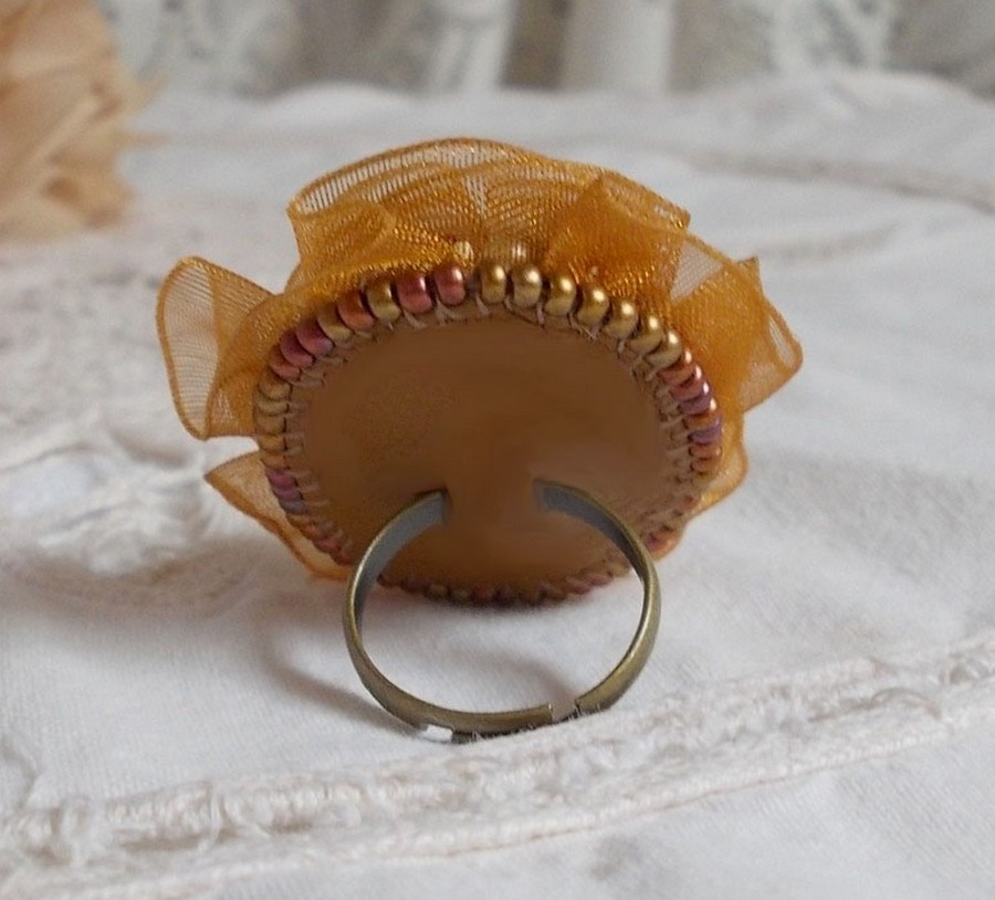 Reflets de Rosée-ring brodert med perleperler og et Fauve-farget organza-bånd