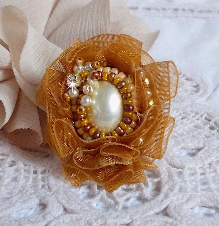 Reflets de Rosée-ring brodert med perleperler og et Fauve-farget organza-bånd