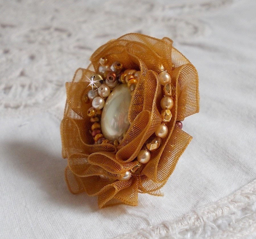 Reflets de Rosée-ring brodert med perleperler og et Fauve-farget organza-bånd