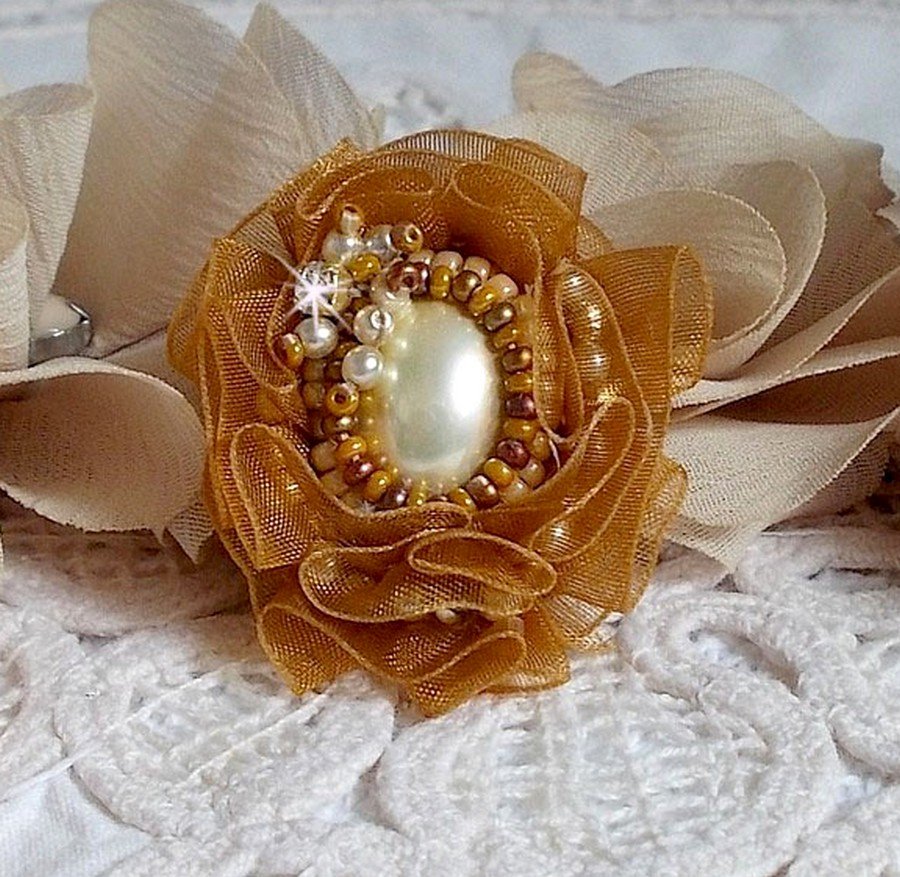 Reflets de Rosée-ring brodert med perleperler og et Fauve-farget organza-bånd