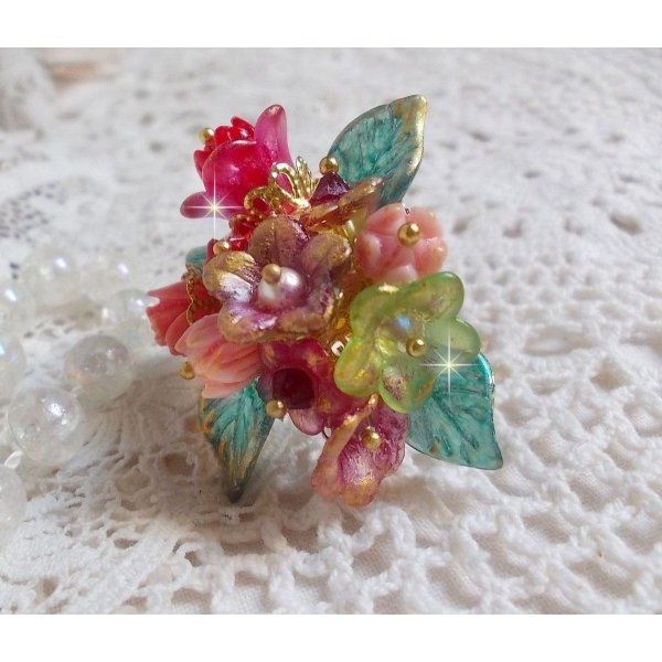 Bague Roseraie Proven&ccedil;ale cr&eacute;&eacute;e avec des toupies de Swarovski, des perles en r&eacute;sine, acrylique, verre et accessoires en laiton dor&eacute;