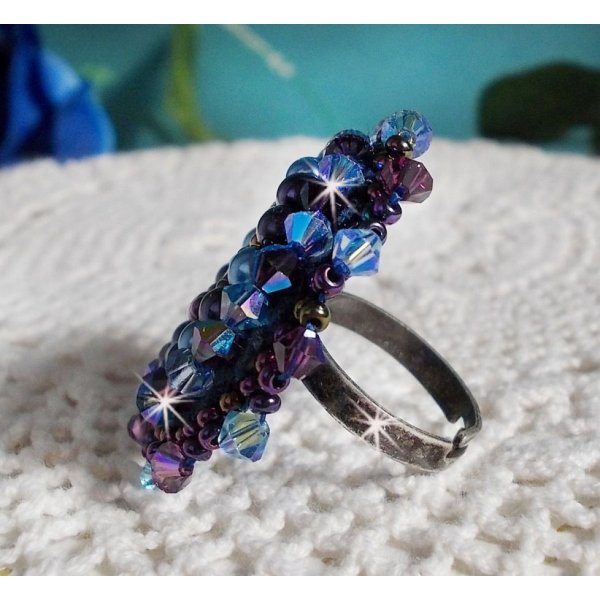 Royal Blue Roses ring brodert med en glass cabochon og vakre barokke perler