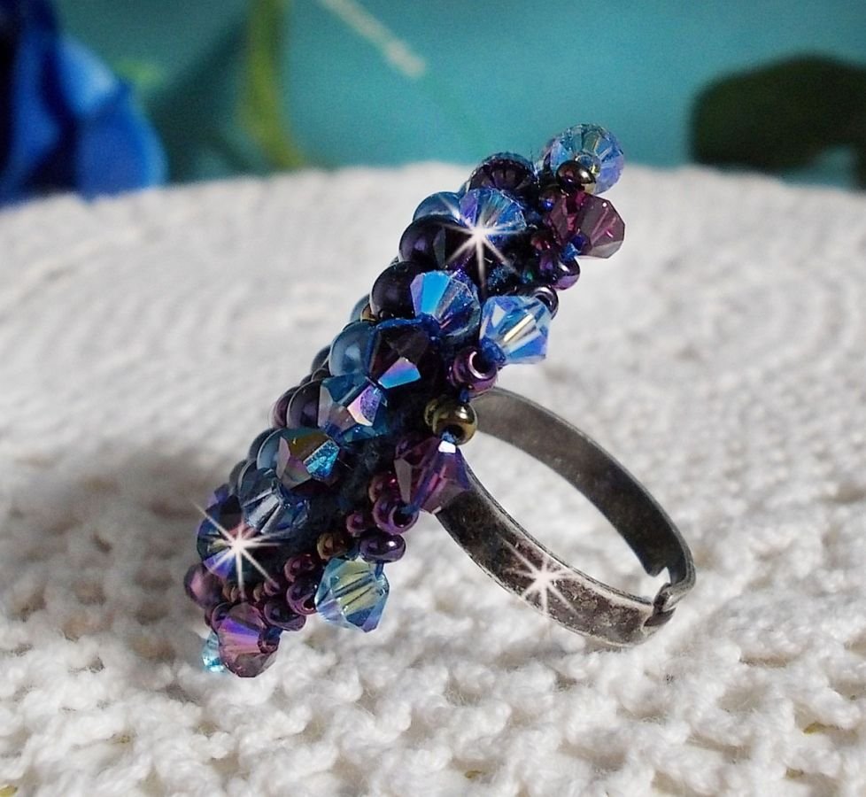 Royal Blue Roses ring brodert med en glass cabochon og vakre barokke perler