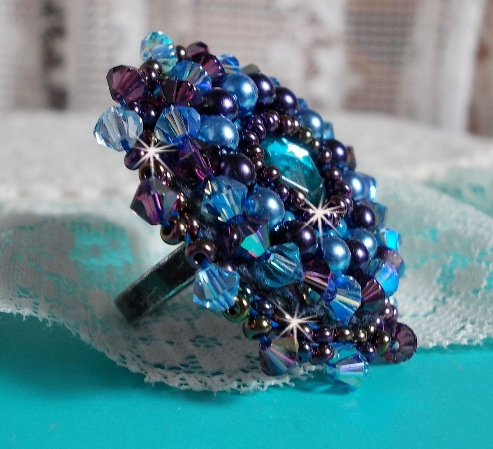 Royal Blue Roses ring brodert med en glass cabochon og vakre barokke perler