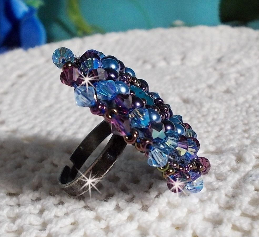 Royal Blue Roses ring brodert med en glass cabochon og vakre barokke perler
