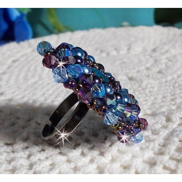 Royal Blue Roses ring brodert med en glass cabochon og vakre barokke perler