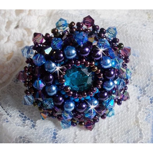 Royal Blue Roses ring brodert med en glass cabochon og vakre barokke perler