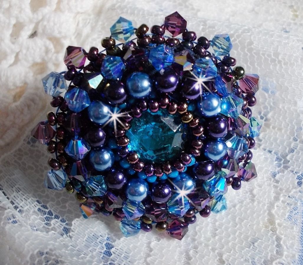 Royal Blue Roses ring brodert med en glass cabochon og vakre barokke perler