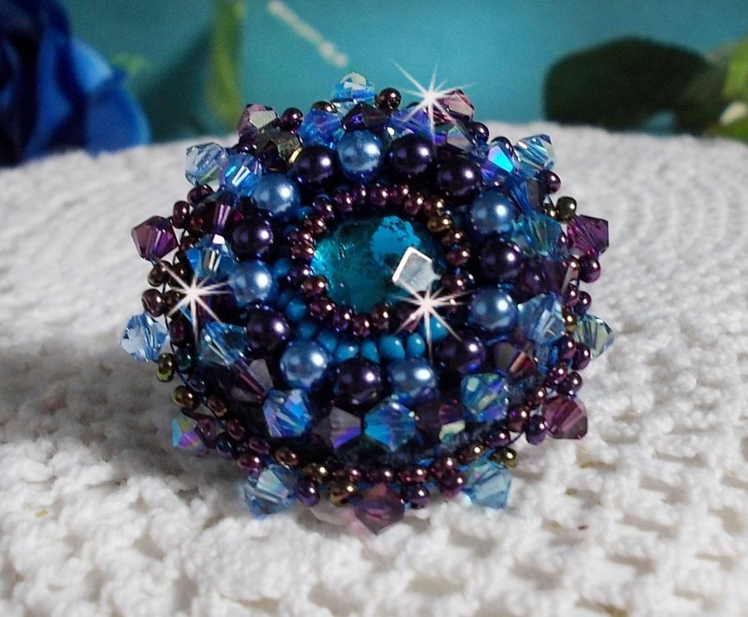 Royal Blue Roses ring brodert med en glass cabochon og vakre barokke perler