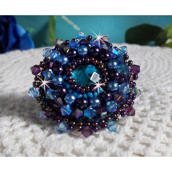 Royal Blue Roses ring brodert med en glass cabochon og vakre barokke perler