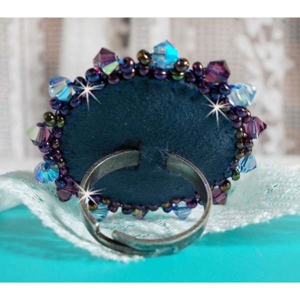 Royal Blue Roses ring brodert med en glass cabochon og vakre barokke perler