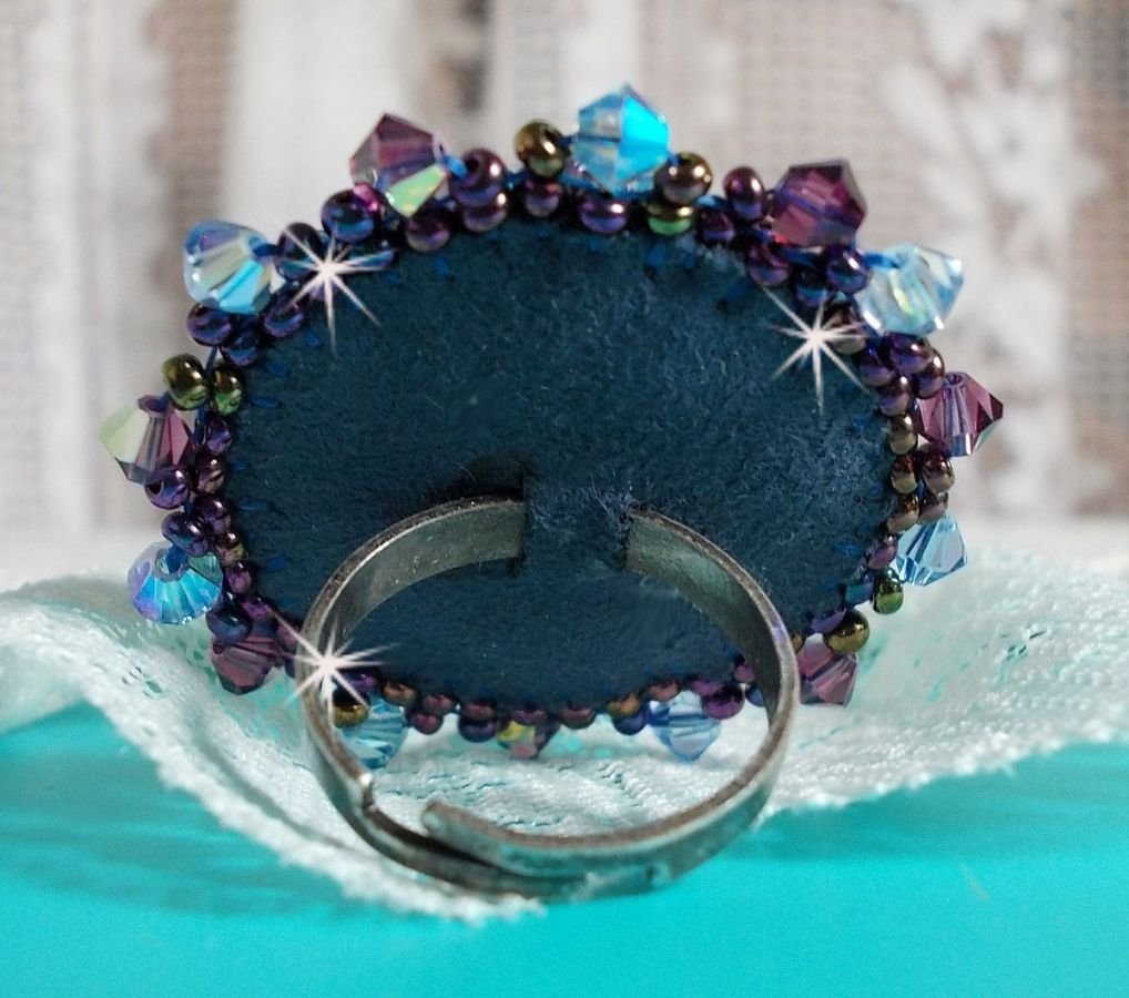 Royal Blue Roses ring brodert med en glass cabochon og vakre barokke perler
