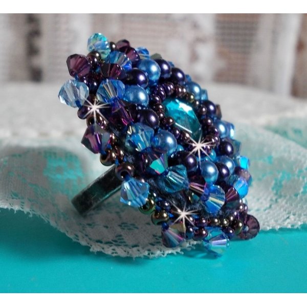 Royal Blue Roses ring brodert med en glass cabochon og vakre barokke perler