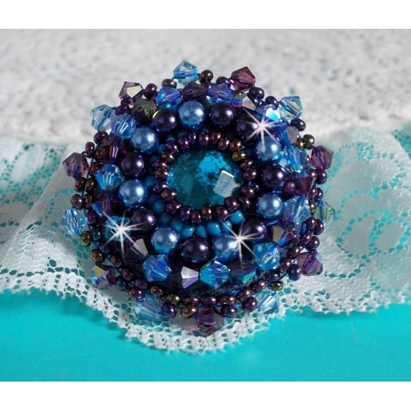 Royal Blue Roses ring brodert med en glass cabochon og vakre barokke perler
