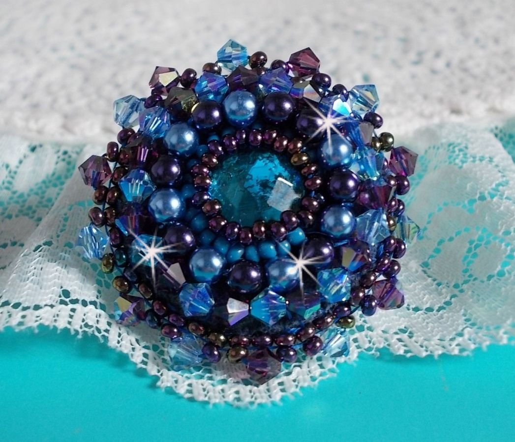 Royal Blue Roses ring brodert med en glass cabochon og vakre barokke perler