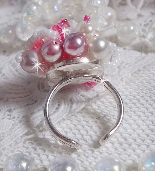 Bague Roses D&eacute;tente est brod&eacute;e avec des cristaux de Swarovski, une bague en argent massif 925/1000 et des rocailles