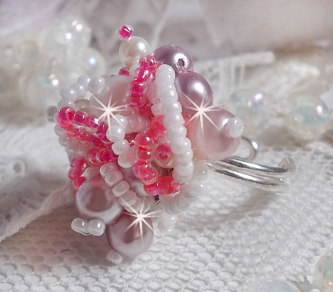 Bague Roses D&eacute;tente est brod&eacute;e avec des cristaux de Swarovski, une bague en argent massif 925/1000 et des rocailles