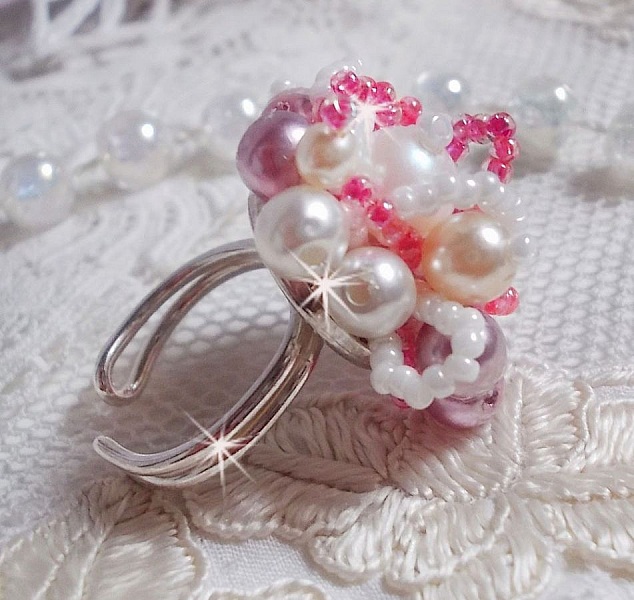 Bague Roses D&eacute;tente est brod&eacute;e avec des cristaux de Swarovski, une bague en argent massif 925/1000 et des rocailles