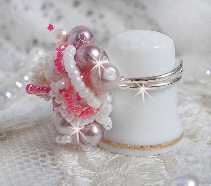 Bague Roses D&eacute;tente est brod&eacute;e avec des cristaux de Swarovski, une bague en argent massif 925/1000 et des rocailles