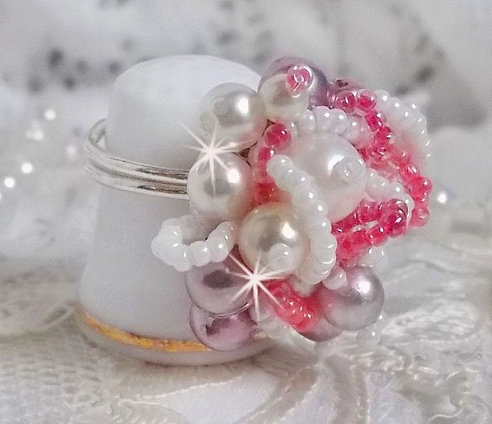 Bague Roses D&eacute;tente est brod&eacute;e avec des cristaux de Swarovski, une bague en argent massif 925/1000 et des rocailles