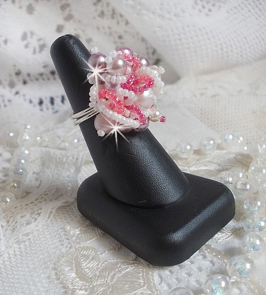 Bague Roses D&eacute;tente est brod&eacute;e avec des cristaux de Swarovski, une bague en argent massif 925/1000 et des rocailles